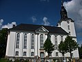 Kirche und Kirchhof mit Einfriedung und Grabmal