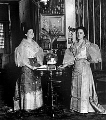 Filipina women in Filipiniana dress, (Manila, 1899). Filipiniana.jpg