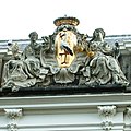 1734: Gebeeldhouwd wapen van Den Haag tussen twee beelden, de gerechtigheid en de voorzienigheid voorstellende, op een vleugel van het Oude stadhuis van Den Haag