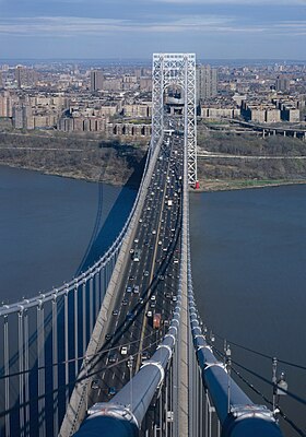 Washington Heights visto da torre oeste da Ponte George Washington. O Farol de Jeffrey's Hook está na base da torre leste.