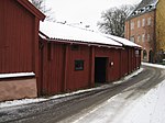 Grassagårdens vagnslider och uthus, sett från gatan.