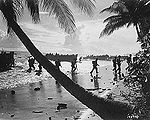 Amerikanische Truppen des 160. Infanterie-Regiments am Strand von Guadalcanal