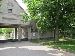 Hřbitov v Újezdě nad Lesy, vstupní brána