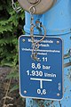 Hinweisschild für einen Überflurhydranten in Payerbach mit der Nr. 11 mit einem Druck von 8,6 bar; Fördermenge von 1930 l/min und der sich 0,6 Meter vor diesem Schild befindet.