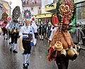 Ролери и шелери на карневалот во 2016 г., во градот Имст, Тиролска покраина, кои носат ѕвонци тешки и до 35 кгр