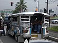Zadní část jeepney s nástupem cestujících.