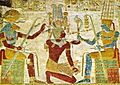 Khnum, Sethos I. und Amun im Tempel des Sethos I.