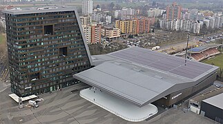 Auf der Luftaufnahme sieht man rechts die Bossard Arena und links das Uptown-Hochhaus