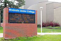 Знак входа в MJC на проспекте колледжа.jpg