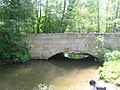 Le pont Mandrou sur la Thève, près des étangs de Commelles.