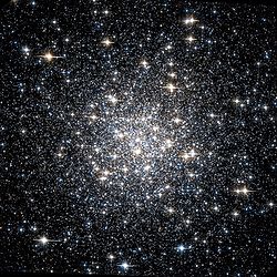 Мессье 56 Хаббл WikiSky.jpg