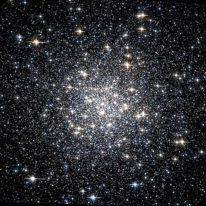 M56 na snímku z Hubbleova vesmírného dalekohledu