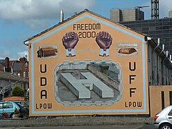 Мурал на доме в Белфасте «Свобода 2000» (англ. Freedom 2000) с аббревиатурами Ассоциации обороны Ольстера (UDA) и Ольстерских борцов за свободу (UFF)
