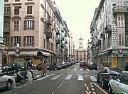 La rue Bavastro en direction de l'église du port