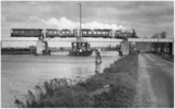Stoomtrein met een NS 7000 op de draaibrug over de Zijl bij Leiden; circa 1930.