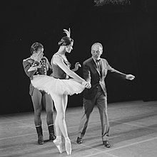 With George Balanchine and Andre Prokovsky (Amsterdam, 1965) New York City Ballet in Amsterdam, repetitie New York City Ballet. Choreograaf G, Bestanddeelnr 918-1118.jpg