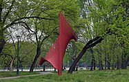 Wejście do parku. Rzeźba "Wznoszenie", projekt Stanisław Małek, 1977.