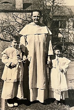 P. Prokop Švach v roce 1948 u sv. Jakuba v klášterní zahradě v Litoměřicích