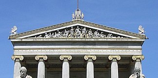 Parte superior de la Academia Nacional Griega, en Atenas, mostrando el frontón con esculturas.