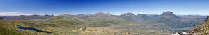 Pemandangan panorama Pelion Range (en) di Taman Negara Gunung Cradle-Tasik St.Clair (en), Tasmania
