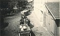 Prostranství před mlýnem s vozy, koni a mleči, pohled do Uličky, bez data (40. léta 20. století)