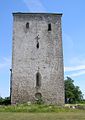 Vooraanzicht van de toren. De barst is veroorzaakt door de blikseminslag van 1940