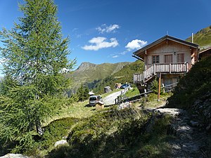 Die Porzehütte in den Karnischen Alpen, im Hintergrund das Spitzköfele (2314 m)