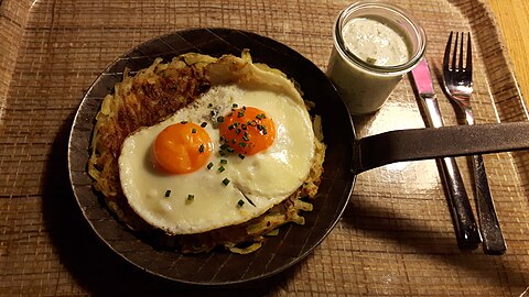 Rösti topped with eggs