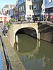 Damoverkluizing. De overwelving heeft aan de zijde van de Haven een boog met natuurstenen blokken en een balustrade