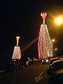 Nacimiento gigante en el panecillo. Dos reyes magos construidos con acero y adornados con luces navideñas.