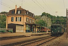 La gare d'Eclépens en 1992 avec un train à quai.
