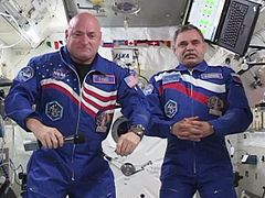 Scott et Mikhaïl dans le module japonais Kibo de l'ISS pendant la One Year Mission.