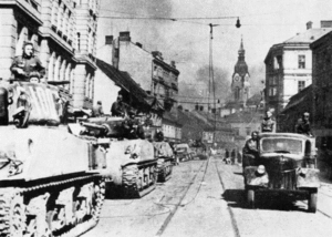 Радянські війська на американських танках M4 «Шерман» на вулицях визволеного чехословацького міста Брно. Квітень 1945
