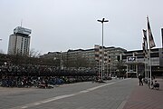 De entree van het station met de fietsenstalling en Beatrixgebouw aan de westzijde.