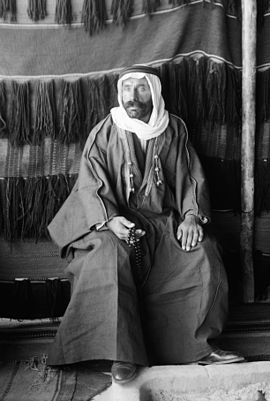 سلطان باشا الأطرش، زعيم وقائد الثورة السوريَّة الكبرى ضد الانتداب الفرنسي، أثناء فترة لجوئه إلى مشايخ البدو في الصحراء العربيَّة