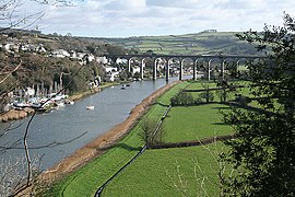 El ferrocarril del valle del Tamar cruza el río por un viaducto construido en 1907 en Calstock