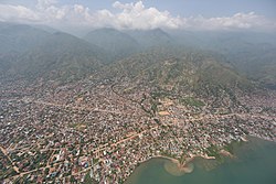 Uvira, Sud Kivu, RD Congo - Vue aérienne de la ville d'Uvira depuis un hélicoptère Puma de la MONUSCO. (24887739354).jpg