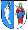 Gemeinde Maria Steinbach Gespalten von Blau und Silber, vorne pfahlweise ein silberner Fisch mit goldenem Ring und silbernem Stein im Maul, hinten die rotgekleidete Himmelskönigin mit goldener Strahlenkrone in blauem Mantel, die Linke an die von einem schräggestürzten goldgegrifften silbernen Schwert durchbohrte Brust haltend.