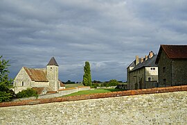 le château et l'église se font face.