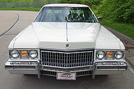 1973 Cadillac Sedan Deville, «клыки» раздвинуты в стороны