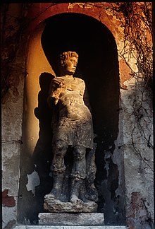 Apollo sculpture, Palazzo Giusti Verona, Mannerist art with typical contrapposto 1993-1994-Giardino Giusti (Verona)-testo e photo Paolo Villa-nB08 Cortile-Statua di Apollo - scultura Arte Manierista - parete di rampicanti - Kodak EktachromeElite 100 5045 EB 100.jpg