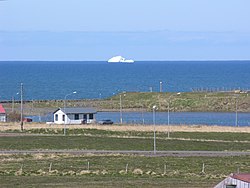 Vue d'un iceberg dans l'Húnafjörður depuis Blönduós.