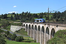Un ATER en livrée Rhône-Alpes assurant l'Aubrac descendant (Clermont-Ferrand - Béziers) passe sur le viaduc de La Rimièze, entre Saint-Chély-d'Apcher et Aumont-Aubrac.