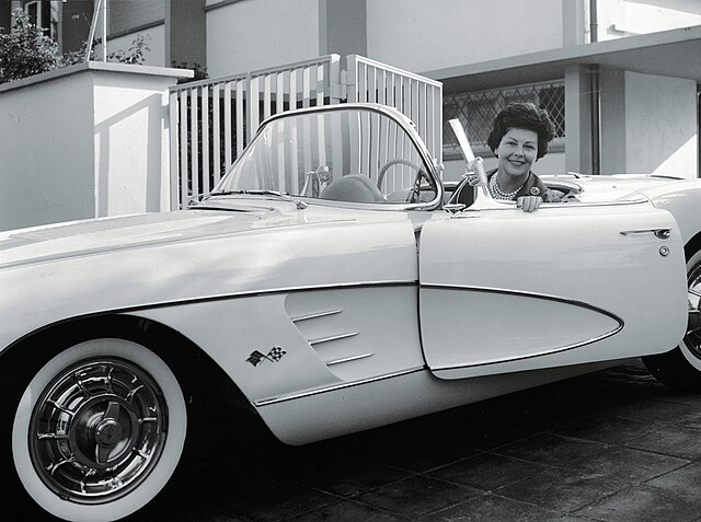 FileAenne Burda in Chevrolet Corvette 1956jpg