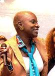 Vänster: Det blåfärgade Västafrika är veckans ämne. Höger: Angélique Kidjo, musiker från Benin.