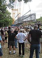 Arrivée au sol du pont de Chartres, vue du terrain de basket.