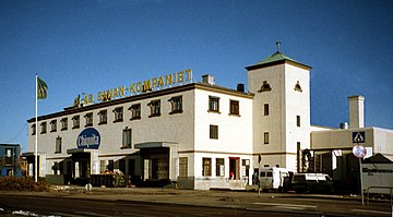 Vänstra bilden visar Banan-Kompaniets nyuppförda byggnad i Stockholms frihamn 1928. Högra bilden är tagen efter renoveringen 1996.