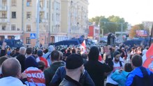 Файл:Belarusian riot police cuts the protesting crowd before the suppression (20 September 2020).webm