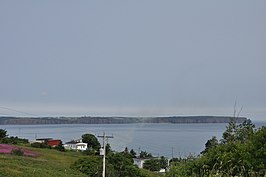 Bell Island met zijn karakteristieke steile kliffen gezien vanuit het dorp Portugal Cove