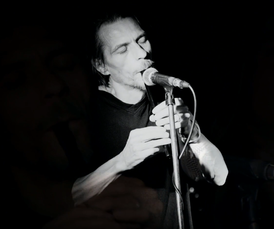 Выступление Бена Даглиша в 2016 году в составе группы Fastloaders, композиция The Last Ninja
